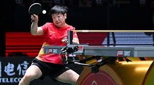 惊险！曲靖一疯牛失控闯入街道，受惊后仍在路面上狂奔……